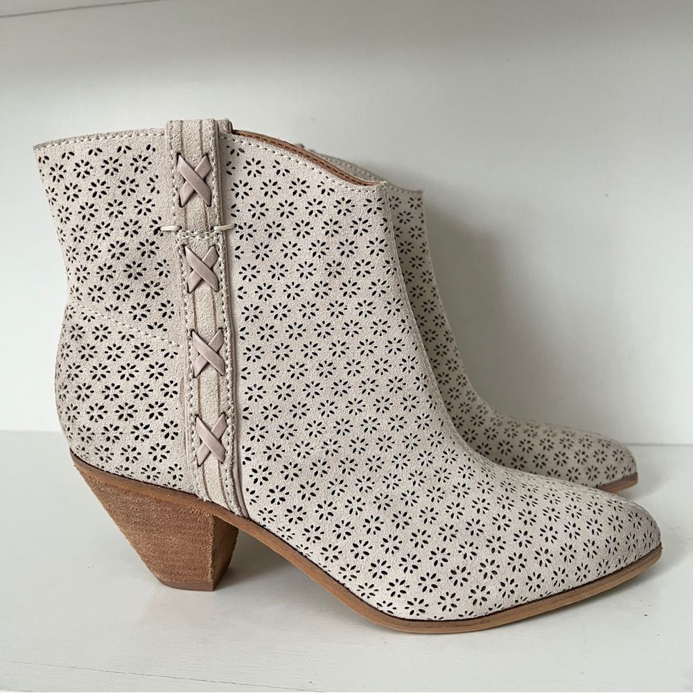 FRYE AND CO. Maley Perforated Pull-On Ankle Boots Off White Sz 6.5 Western Style